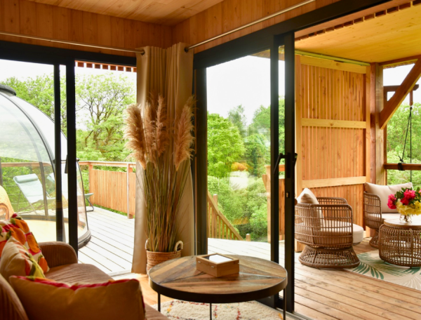Hébergement insolite en Bretagne : cabane en bois avec vue sur la nature verdoyante.
