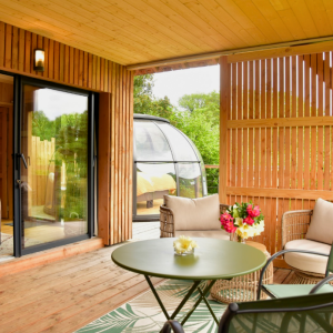 Hébergement insolite en Bretagne : charmante cabane en bois avec terrasse accueillante.