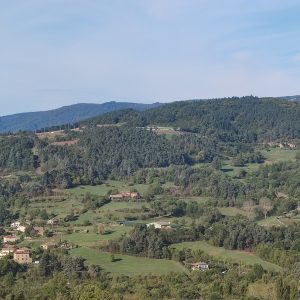 Chalet en pleine nature, offrant une vue panoramique sur les collines verdoyantes.