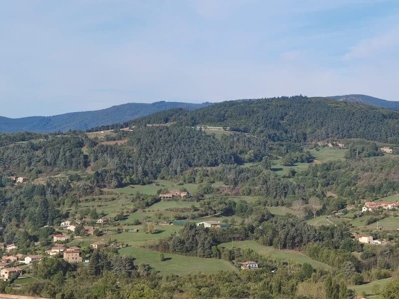 Chalet en pleine nature, offrant une vue panoramique sur les collines verdoyantes.