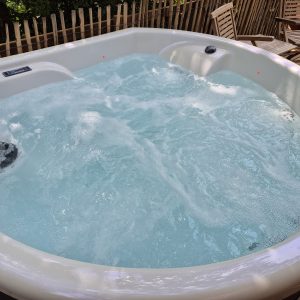 Hébergement insolite en Hauts-de-France avec jacuzzi relaxant et ambiance naturelle.