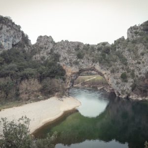 Gîte en pleine nature, avec vue sur un archipel rocheux et une rivière paisible.