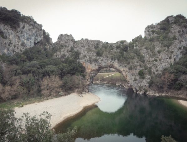 Gîte en pleine nature, avec vue sur un archipel rocheux et une rivière paisible.