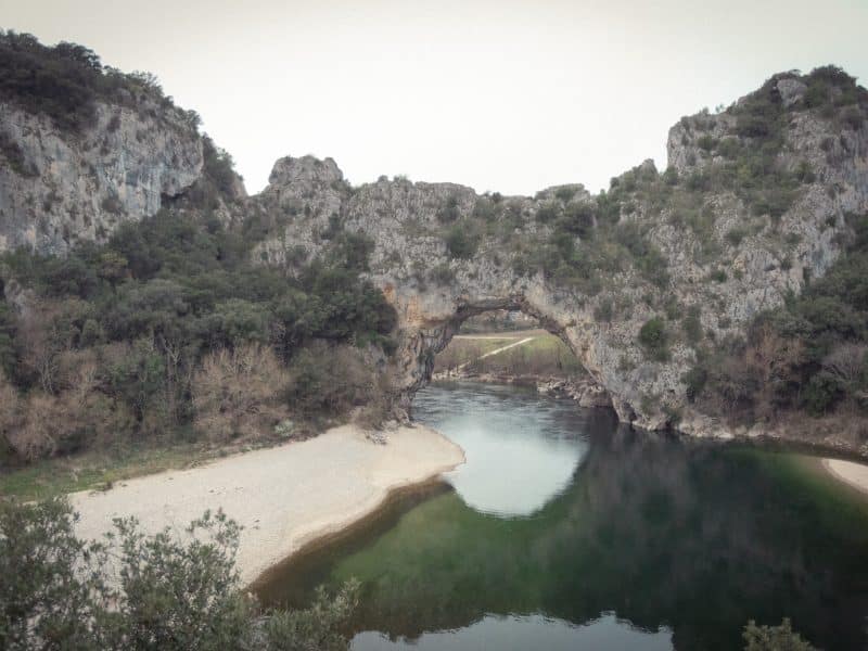 Gîte en pleine nature, avec vue sur un archipel rocheux et une rivière paisible.