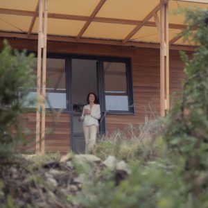 Chalet moderne avec terrasse, offrant une vue sur la nature environnante.
