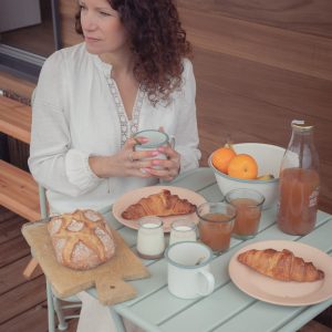 Chalet cosy avec terrasse, petit-déjeuner gourmand et vue sur la nature.