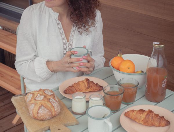 Chalet cosy avec terrasse, petit-déjeuner gourmand et vue sur la nature.