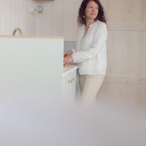 Appartement moderne avec cuisine lumineuse et décor minimaliste.