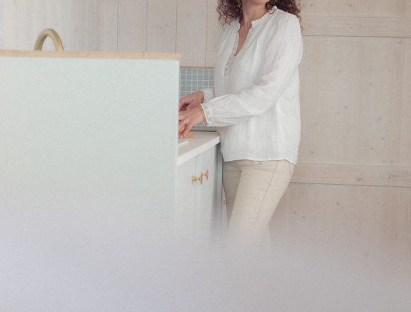 Appartement moderne avec cuisine lumineuse et décor minimaliste.