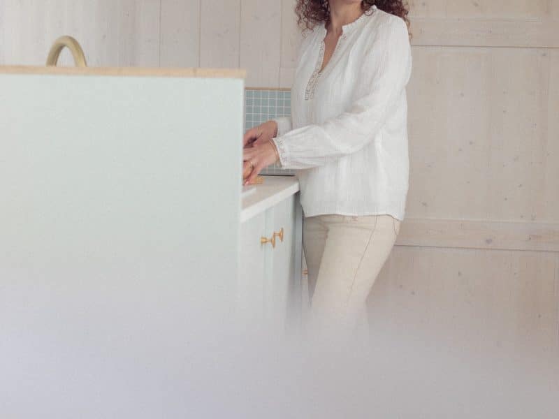 Appartement moderne avec cuisine lumineuse et décor minimaliste.