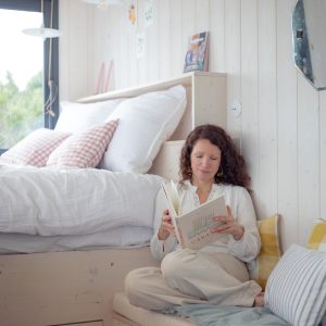 Chambre cosy avec lit douillet, idéale pour se détendre en lisant.