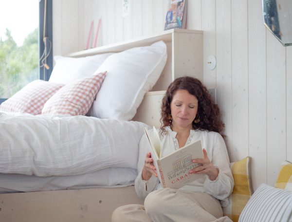 Chambre cosy avec lit douillet, idéale pour se détendre en lisant.