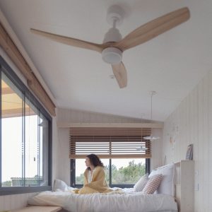 Chalet moderne avec vue panoramique, lit confortable et ambiance chaleureuse.