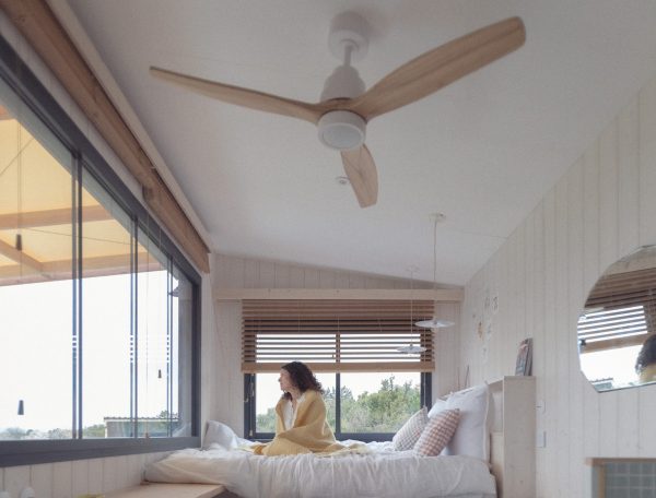 Chalet moderne avec vue panoramique, lit confortable et ambiance chaleureuse.