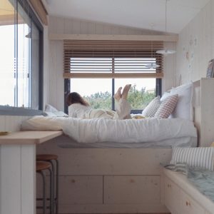 Chambre cosy avec lit confortable et vue sur la nature, idéale pour se détendre.