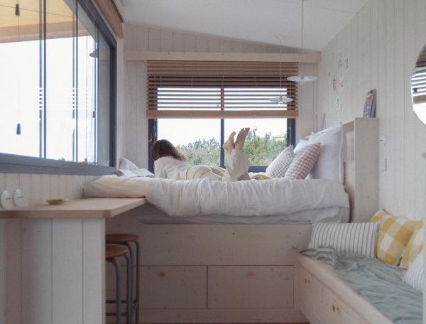 Chambre cosy avec lit confortable et vue sur la nature, idéale pour se détendre.