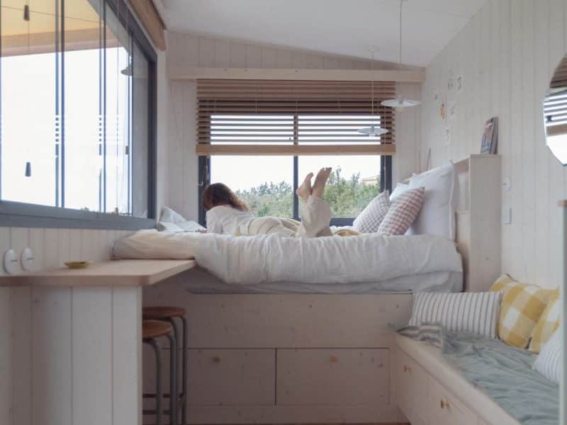Chambre cosy avec lit confortable et vue sur la nature, idéale pour se détendre.