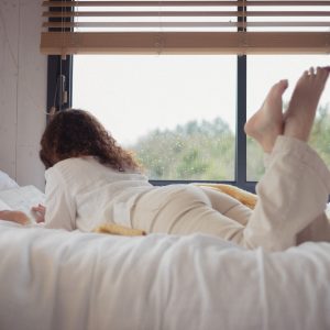 Chambre cosy avec vue sur la nature, idéale pour se détendre et écrire.