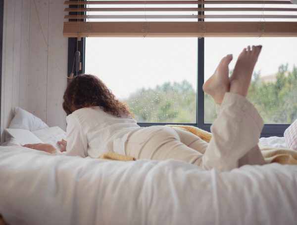 Chambre cosy avec vue sur la nature, idéale pour se détendre et écrire.