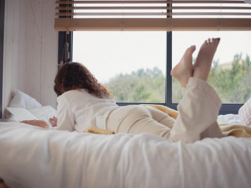 Chambre cosy avec vue sur la nature, idéale pour se détendre et écrire.