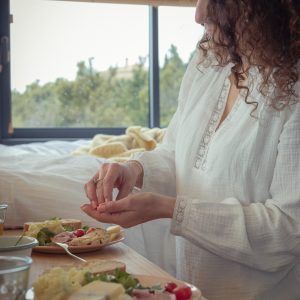 Chambre dhôtes lumineuse avec petit-déjeuner savoureux sur une table en bois.