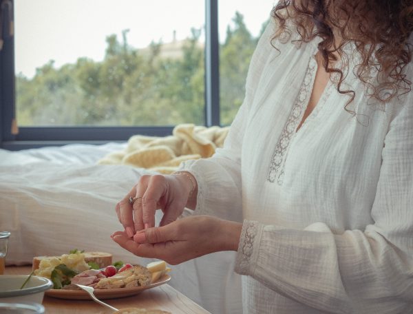 Chambre dhôtes lumineuse avec petit-déjeuner savoureux sur une table en bois.
