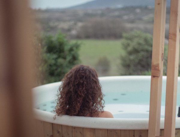 Hébergement en chalet avec jacuzzi, vue sur la nature environnante.