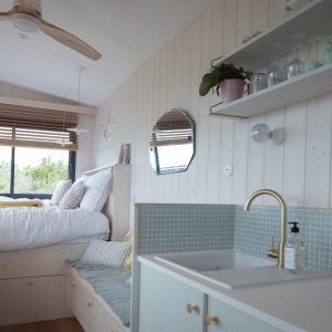 Chambre dhôtes moderne avec lit douillet et cuisine lumineuse.