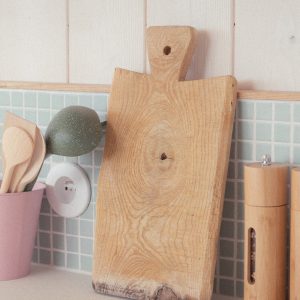 Cuisine moderne dun gîte, avec planche en bois et ustensiles colorés.