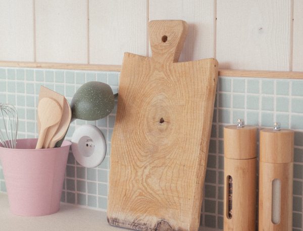 Cuisine moderne dun gîte, avec planche en bois et ustensiles colorés.