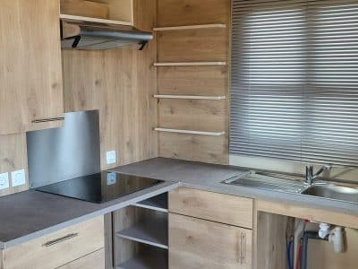 Cuisine moderne en bois dans un hébergement insolite en Auvergne-Rhône-Alpes.