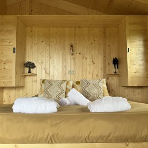 Chalet en bois chaleureux avec lit douillet et décor élégant à Centre-Val de Loire.