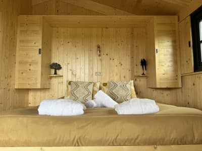 Chalet en bois chaleureux avec lit douillet et décor élégant à Centre-Val de Loire.