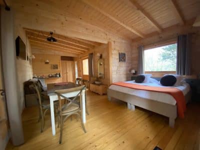 Cabane en bois dans le Languedoc-Roussillon, avec lit douillet et décoration chaleureuse.
