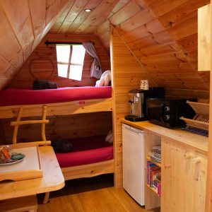 Cabane en bois à Hauts-de-France, avec lits superposés et kitchenette équipée.