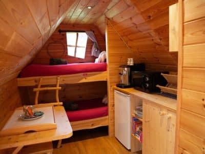 Cabane en bois à Hauts-de-France, avec lits superposés et kitchenette équipée.