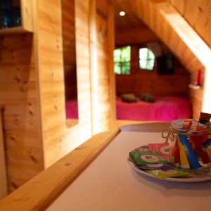 Cabane en bois chaleureuse avec intérieur en bois et lit douillet.