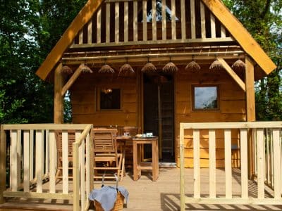 Cabane en bois dans les Hauts-de-France, avec terrasse en bois et décoration naturelle.