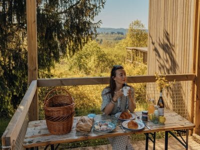 Hébergement insolite en Alsace : cabane en bois avec vue, petit déjeuner en plein air.