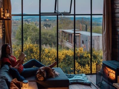 Cabane en bois en Alsace, avec vue panoramique et ambiance cosy.