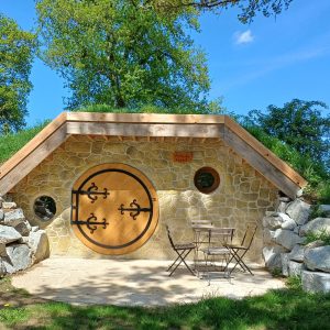 Hébergement insolite en Auvergne : charmante maison troglodyte avec porte en bois.