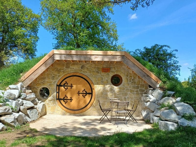 Hébergement insolite en Auvergne : charmante maison troglodyte avec porte en bois.
