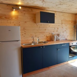 Cuisine moderne en bois dans un chalet insolite en Auvergne, lumineux et accueillant.