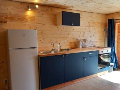 Cuisine moderne en bois dans un chalet insolite en Auvergne, lumineux et accueillant.