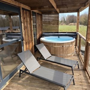 Cabane spa Aniamux terrasse transat et jacuzzi