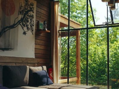 Cabane en bois en Alsace, avec grandes fenêtres et décor naturel apaisant.