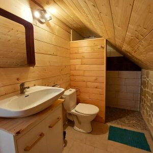 Salle de bain moderne dans un hébergement insolite en bois en Auvergne.