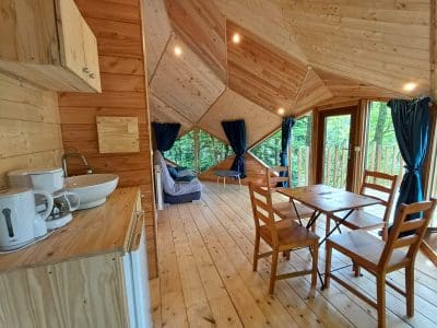 Cabane en bois moderne en Auvergne, avec vue sur la forêt et intérieur lumineux.