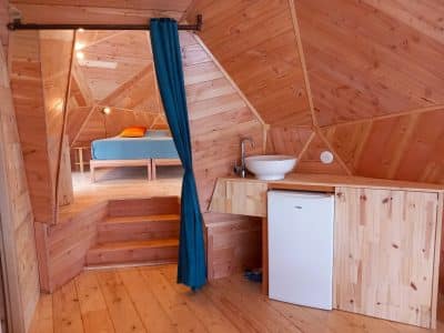 Hébergement insolite en Auvergne : cabane en bois avec intérieur chaleureux et moderne.