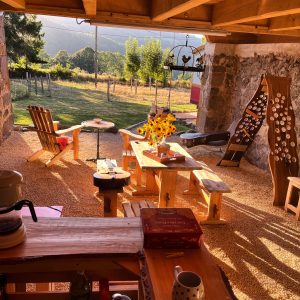 Gîte rustique avec terrasse en bois, vue sur la nature et décoration chaleureuse.